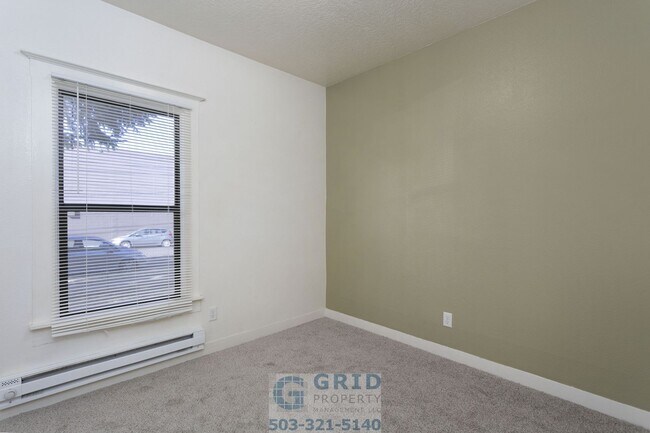 Building Photo - 2 Bedroom Home Available in Southeast Port...