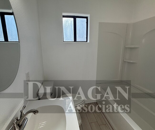 Building Photo - Charming 3 bed, 2 bath home - Newly remode...