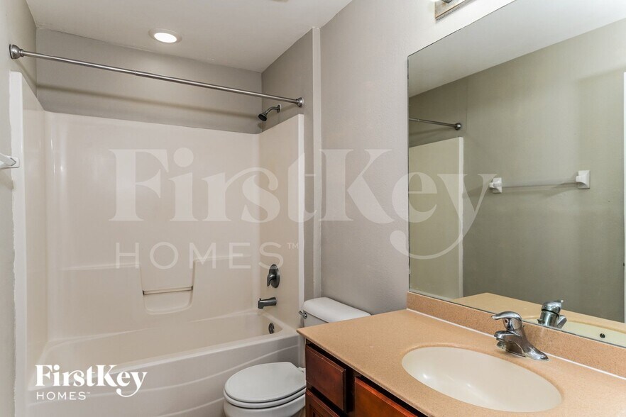 Building Photo - 3926 NE 22nd Pl