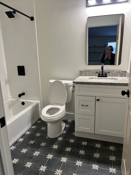 Main bathroom 2 - 421 High Point Rd