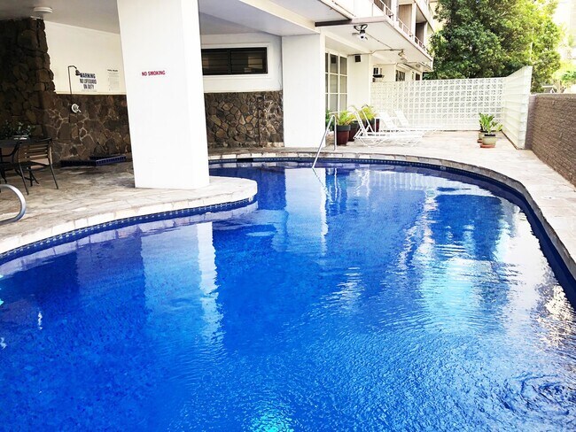 Building Photo - Waikiki - 1 bed 1 bath  w/ Parking - Utilities included!