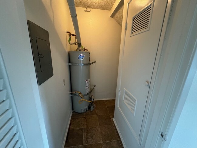 Building Photo - 1039 W Lincoln Ave