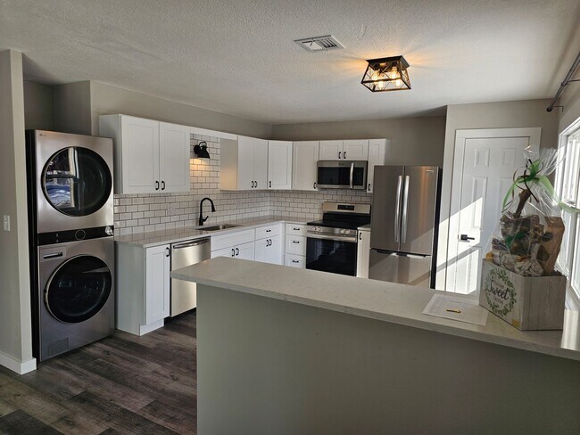 Building Photo - Like new large 2 bedroom apt coming available!