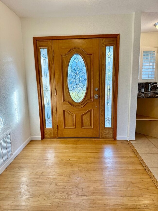 Building Photo - Beautiful Fair Oaks home