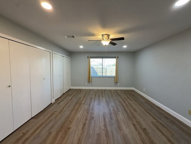 Building Photo - 8917 Vernon Dr