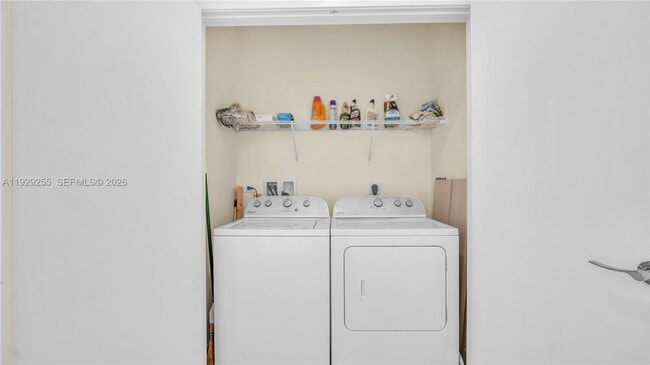 Building Photo - 999 SW 1st Ave