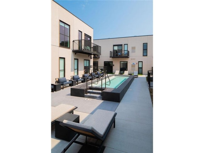 Building Photo - 9 West Dr