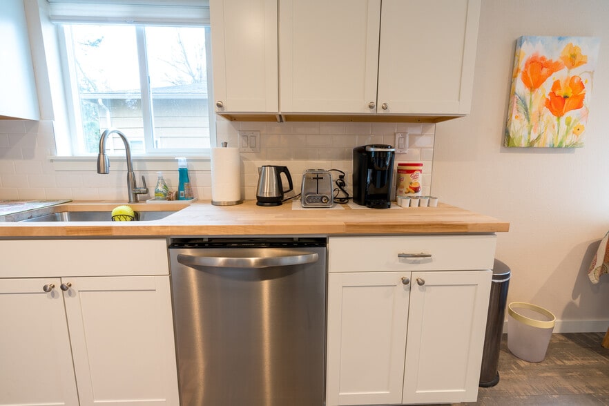 Building Photo - 8985 SW Center St