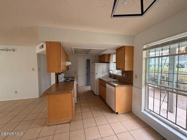 Building Photo - 6700 Escondido Dr