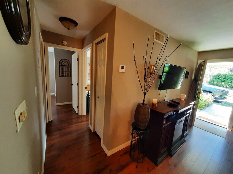 Great floorplan maximizes space - 917 SE 3rd St