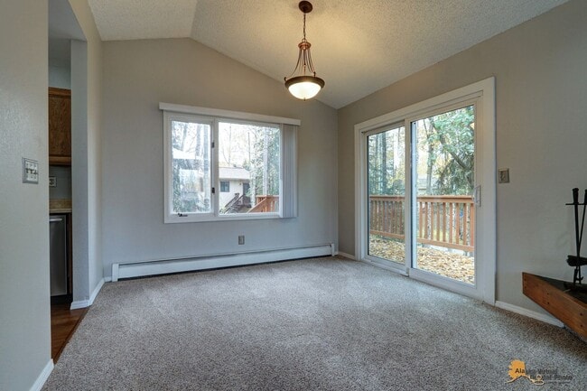 Building Photo - Quiet Eagleridge Home