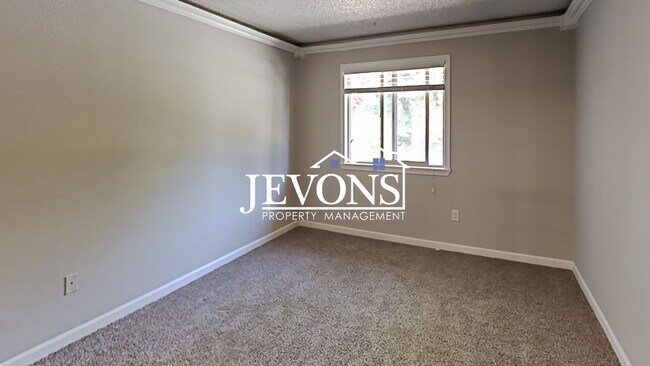 Building Photo - Charming top-floor condo with fully equipp...