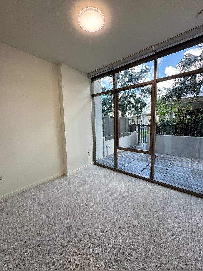 Building Photo - Sky Ala Moana West 1 bedroom, 1 bathroom l...