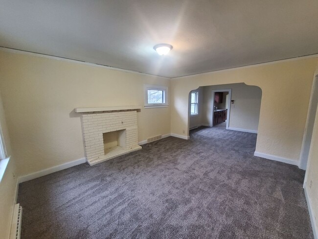 Building Photo - 2 Bedroom House