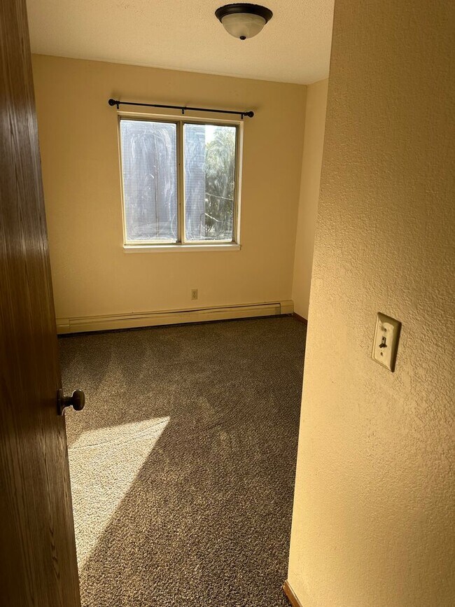 Building Photo - Four Bedroom Apartment