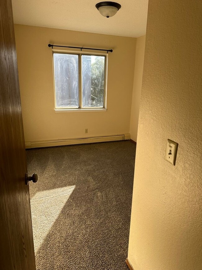 Building Photo - MOVE IN SPECIAL $1150.00 4 Bedroom Apartment