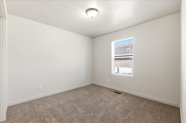 Building Photo - Single Level 3-bedroom 2-bathroom home in SW Boise