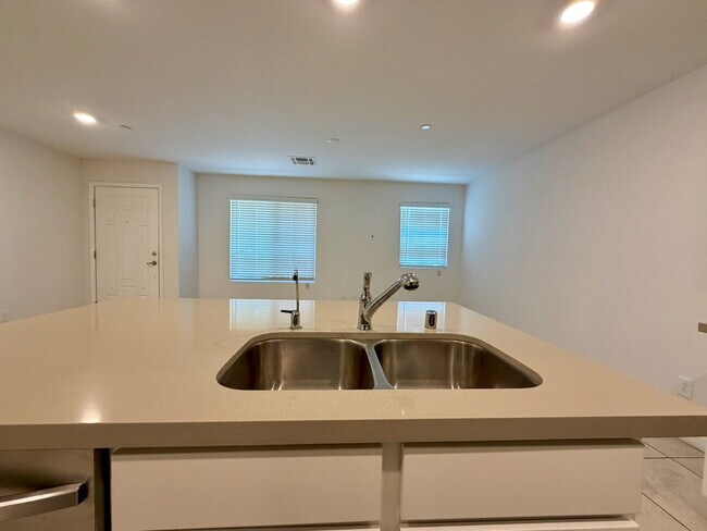 Building Photo - 3 BED 2.5 BATH 2 CAR GARAGE TOWNHOME IN HENDERSON CADENCE COMMUNITY FOR RENT!!