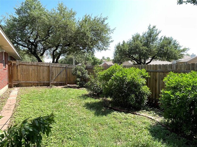 Building Photo - 2325 Clover Ridge Dr
