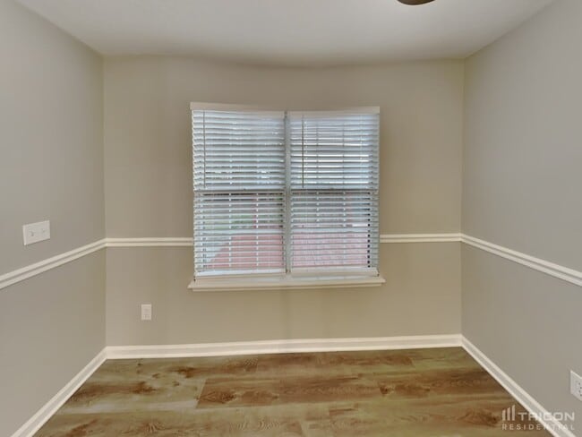 Building Photo - 111 Glendevon Way