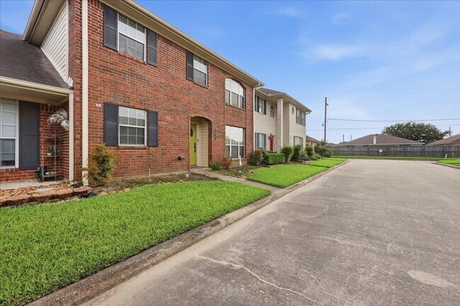 Building Photo - 1149 Green Meadow St