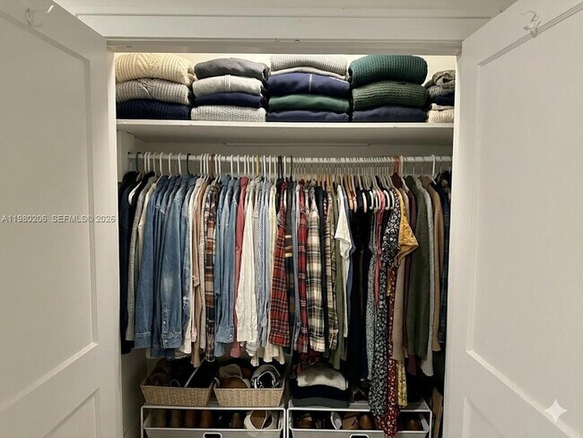 Building Photo - 1560 SW 5th St