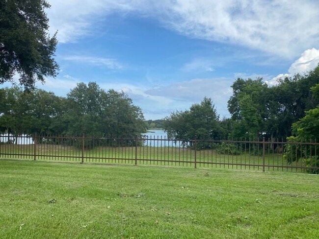 Building Photo - Wonderful 1 Bedroom/1 Bathroom Gated Condo...