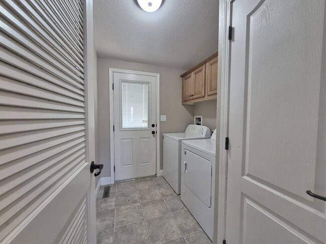 Building Photo - 4554 Chippewa Ln