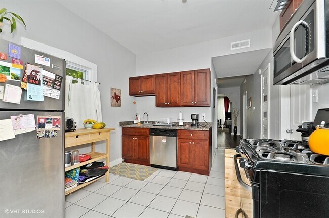 Building Photo - 1701 N Maplewood Ave