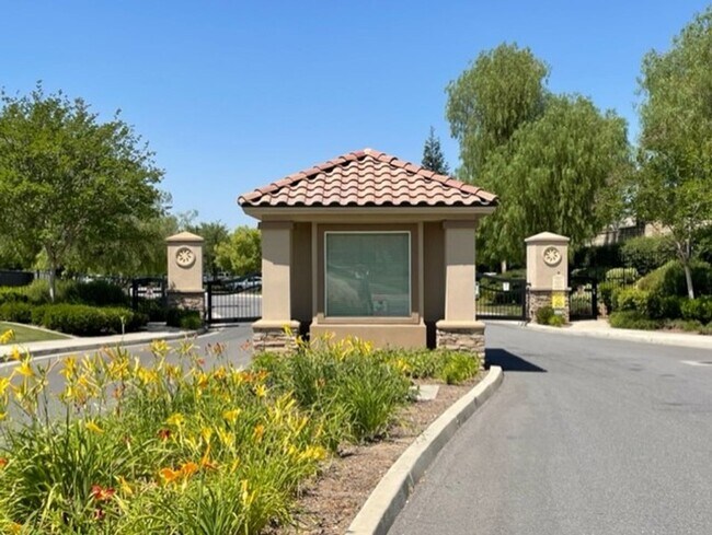 Building Photo - Beautiful Home in 55+ Community