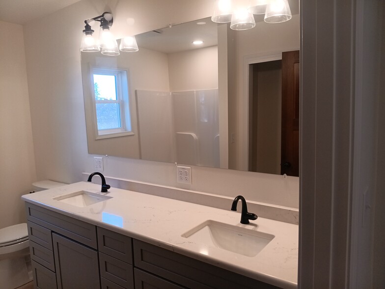 Building Photo - 811 N State St