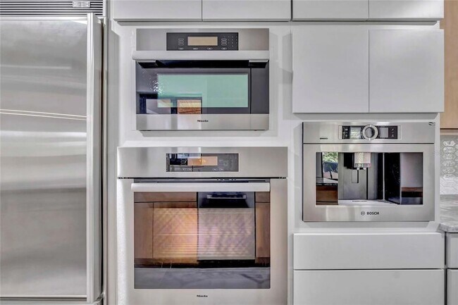 Building Photo - 15180 Lyneburg Ave