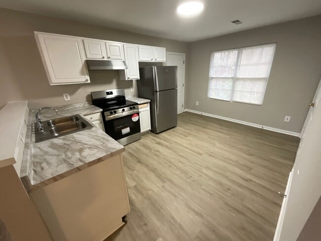 Building Photo - Ready to view! 3 bedroom, 2 bath Brick home in High Point near I-74