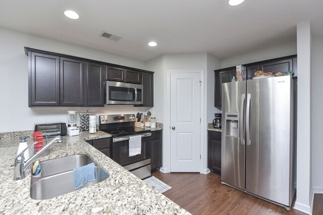 Building Photo - Modern Comfort in a Quiet Cul-de-Sac – 3 B...
