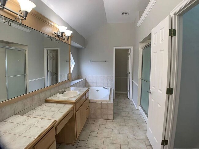 Building Photo - Spacious 4-Bedroom Home | Fenced Yard & 2-Car Garage