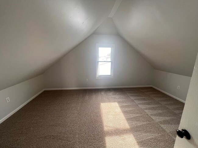 Building Photo - Move-In Ready- 2 bedroom/1 Bath Home in Eastpointe