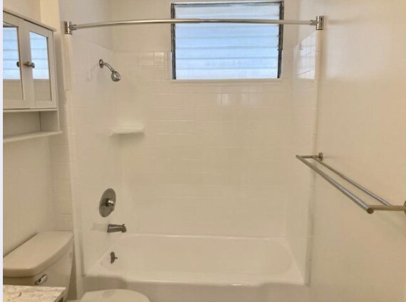 Building Photo - 916 N Sweetzer Ave