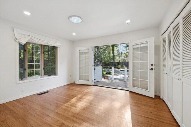 Building Photo - 216 Valparaiso Ave