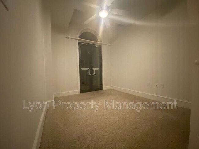 Building Photo - 426 Mt Hope St