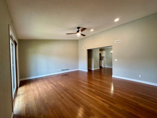 Building Photo - 12 Woodland Oaks Dr