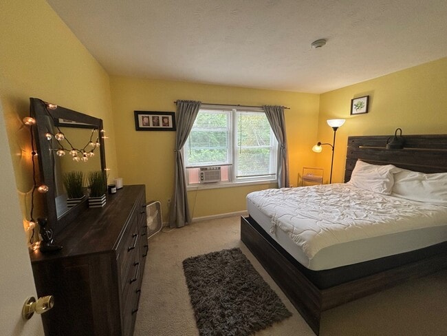 Building Photo - 266 Endicott St N