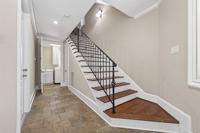 Building Photo - 105 Detering St