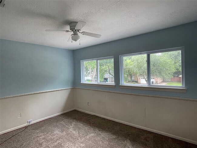 Building Photo - 2528 Sawyer Dr