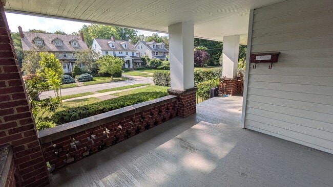 Building Photo - 2438 Woodmere Dr