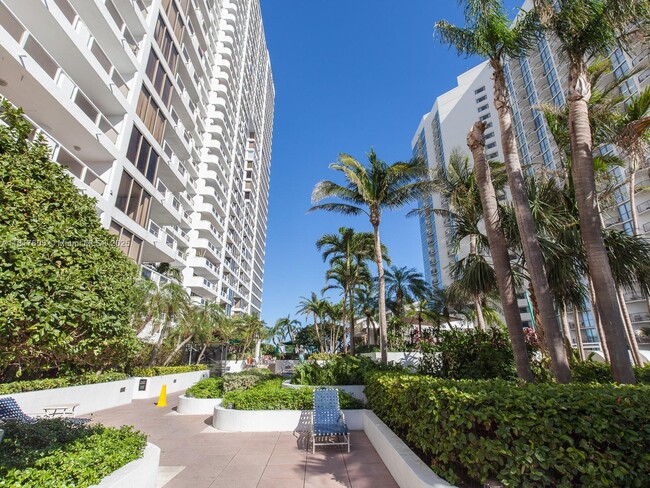 Building Photo - 1717 N Bayshore Dr
