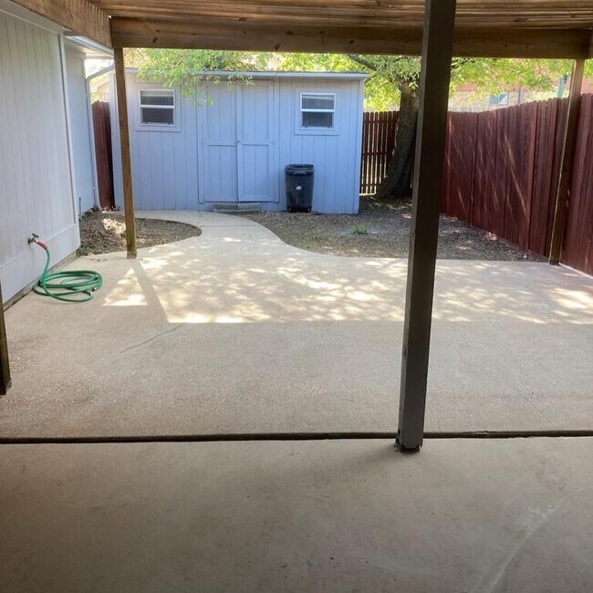 Building Photo - 1115 Hilton Dr