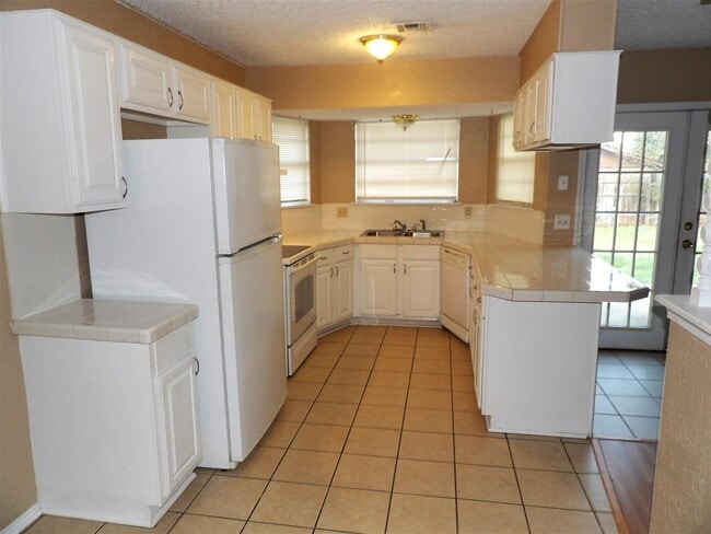 Building Photo - 6407 SW Brookline Ave