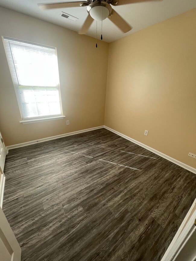 Building Photo - Adorable 3 bedroom 2 bath home . Located o...