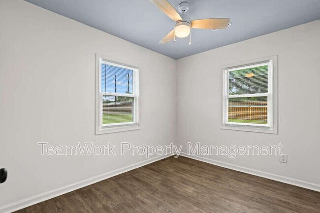 Building Photo - 3111 Azalea Dr