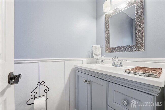 Building Photo - 2606 Trafalgar Square